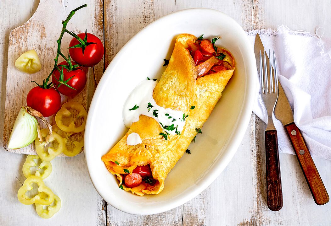 Breakfast for those on keto is an omelette with cheese, vegetables and ham